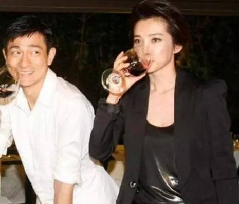 有哪些明星喜欢喝酒,揭秘明星们的饮酒偏好与故事